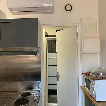 Le 5 Mezzanine Climatise Apartment